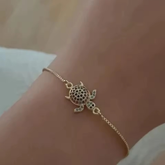 So Pretty and Premiun quality Gold Turtle🐢 Bracelet with Multicolor Crystals - Picture 4 of 5